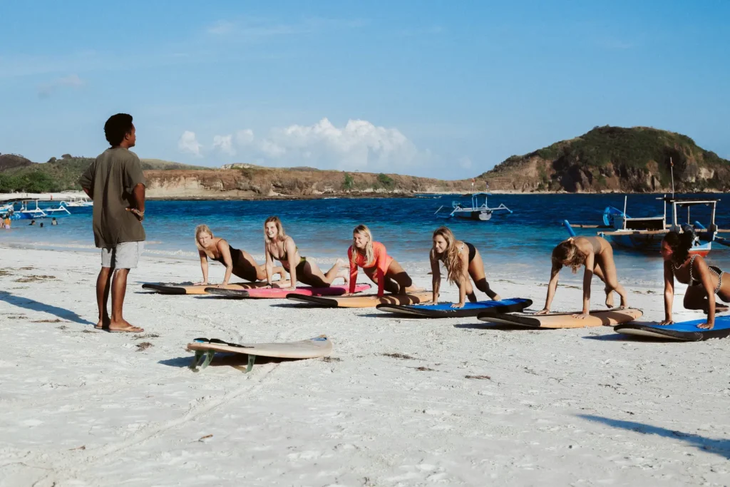 Surfwell instructor give lessons to participant on kuta beach