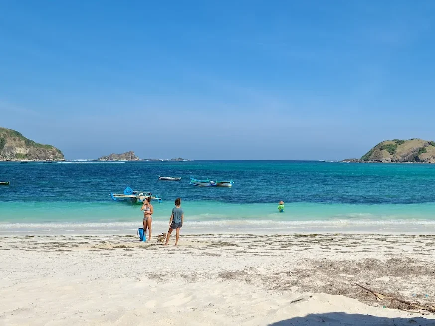 tanjung aan beach lombok surf spot with turquoise water and gentle waves for all levels